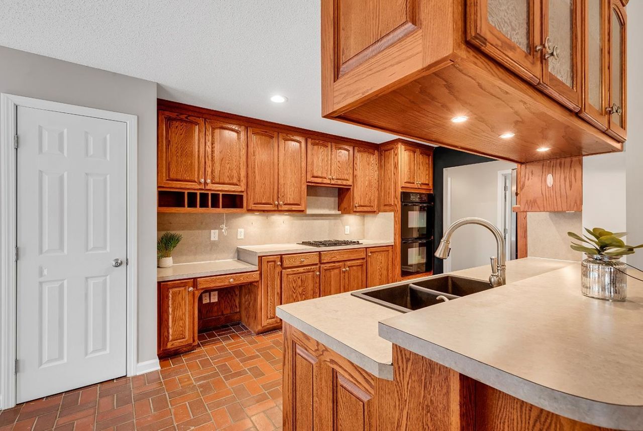1870 Gray Oaks Dr. Photo 11