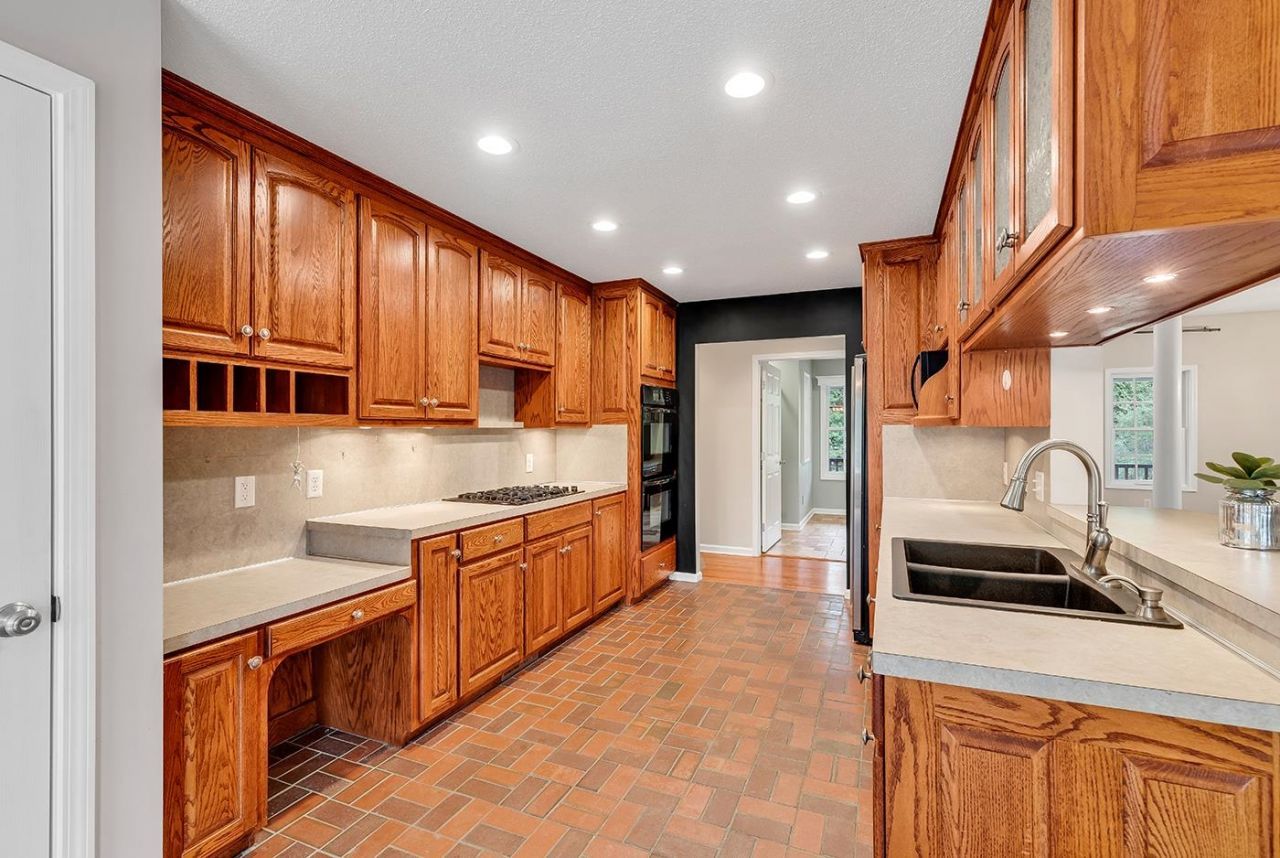 1870 Gray Oaks Dr. Photo 12