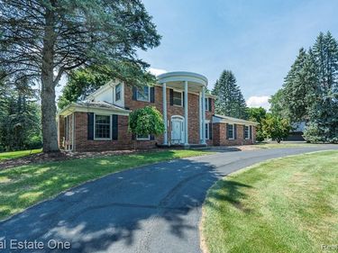 2633 New England Drive, Rochester Hills, MI 48309