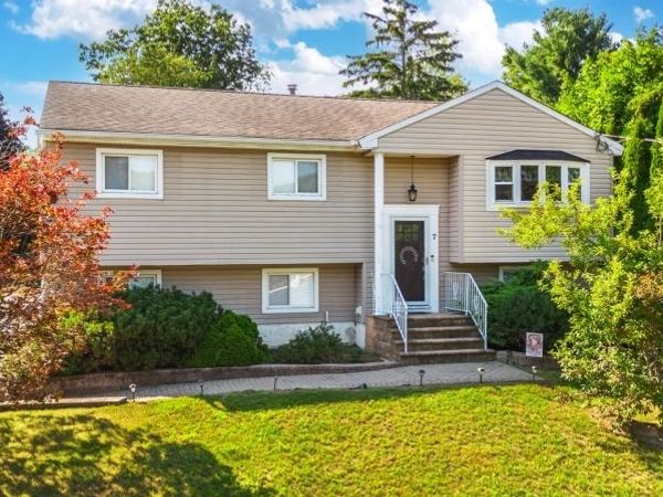 7 Cumberland Rd, West Milford, NJ 07480