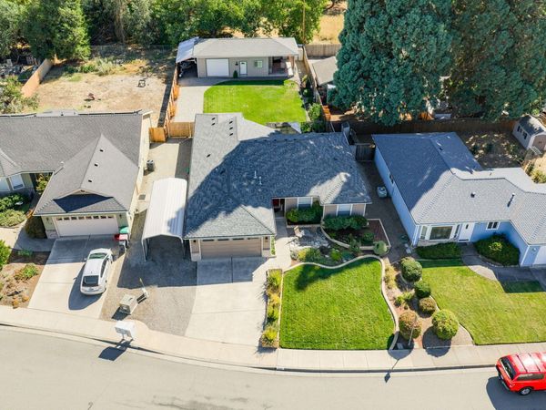 848 Forest Glen Drive, Central Point, OR 97502