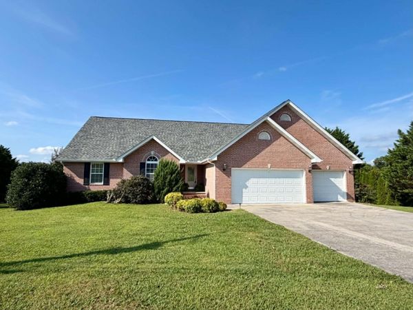 1970 Smokey Meadows Drive, Dandridge, TN 37725