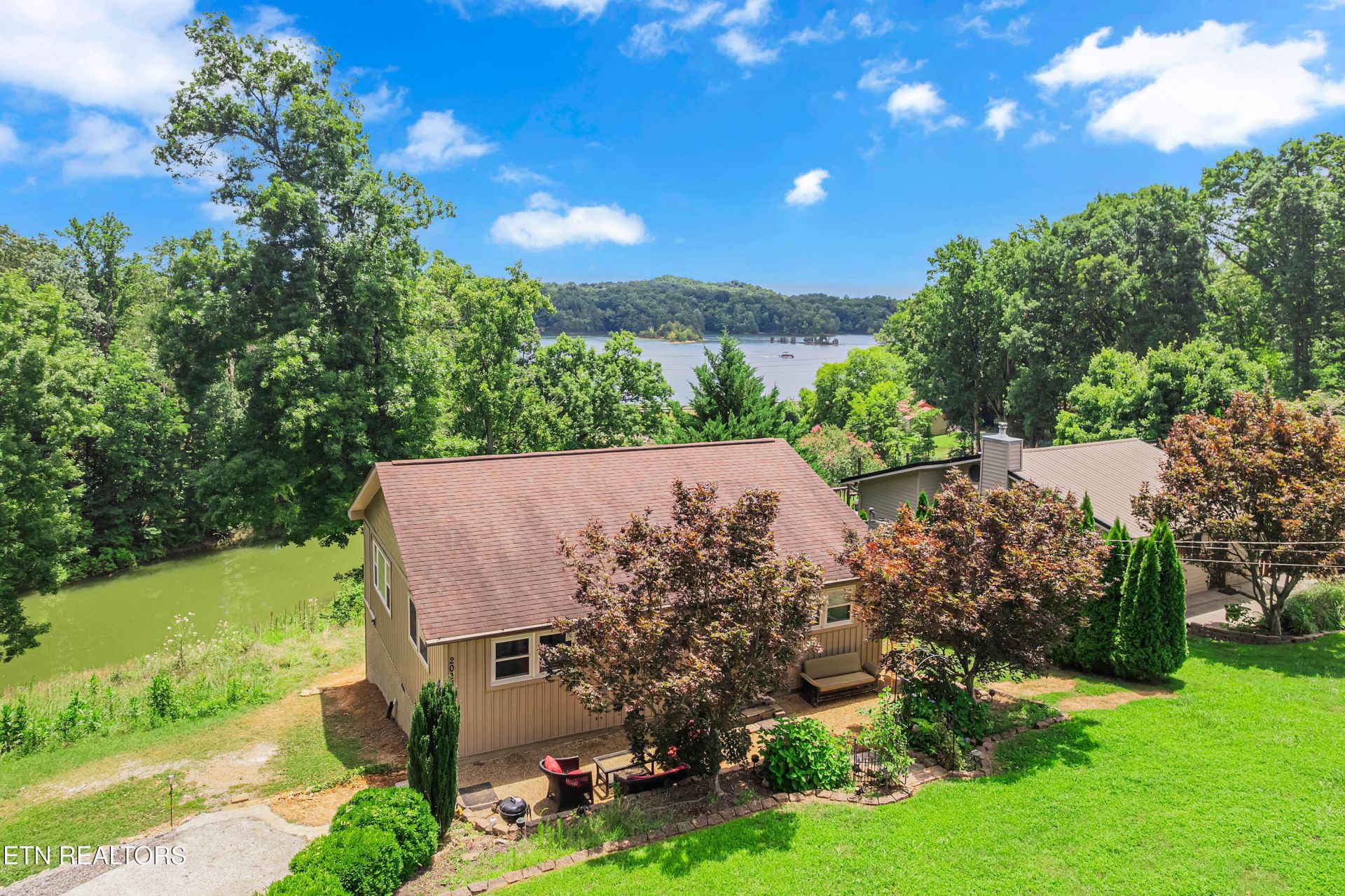 2038 Glenbrook Lane, Dandridge, TN 37725 Main Photo