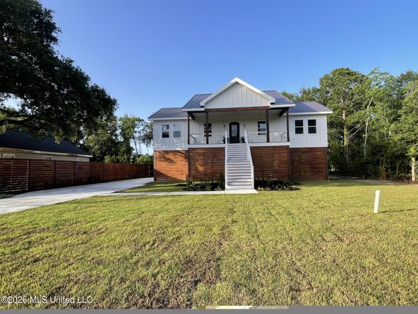 120 Grosvenor Place, Waveland, MS 39576
