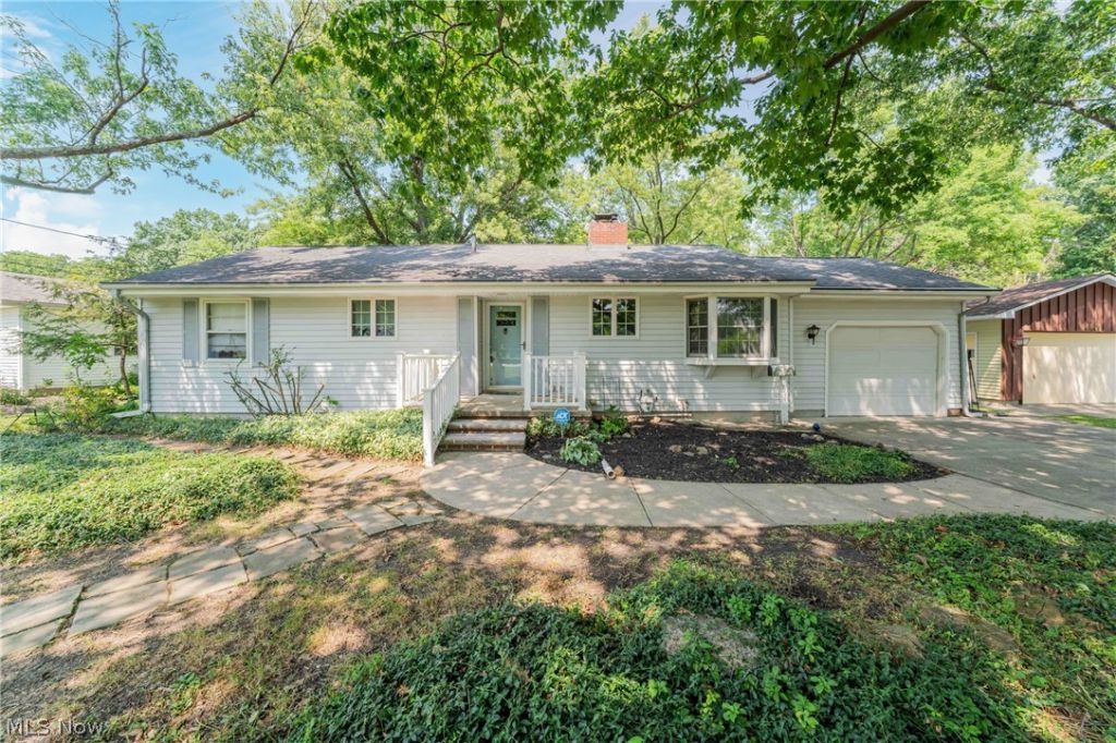 1094 N Pasadena Avenue, Elyria, OH 44035 Main Photo