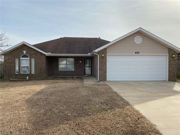 1011 Sunflower Street , Centerton, AR 72719