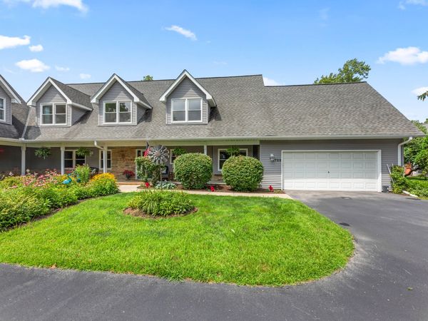 1722 Journeys Dr, Delafield, WI 53029