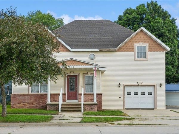 816 SE 2nd Avenue, Dyersville, IA 52040