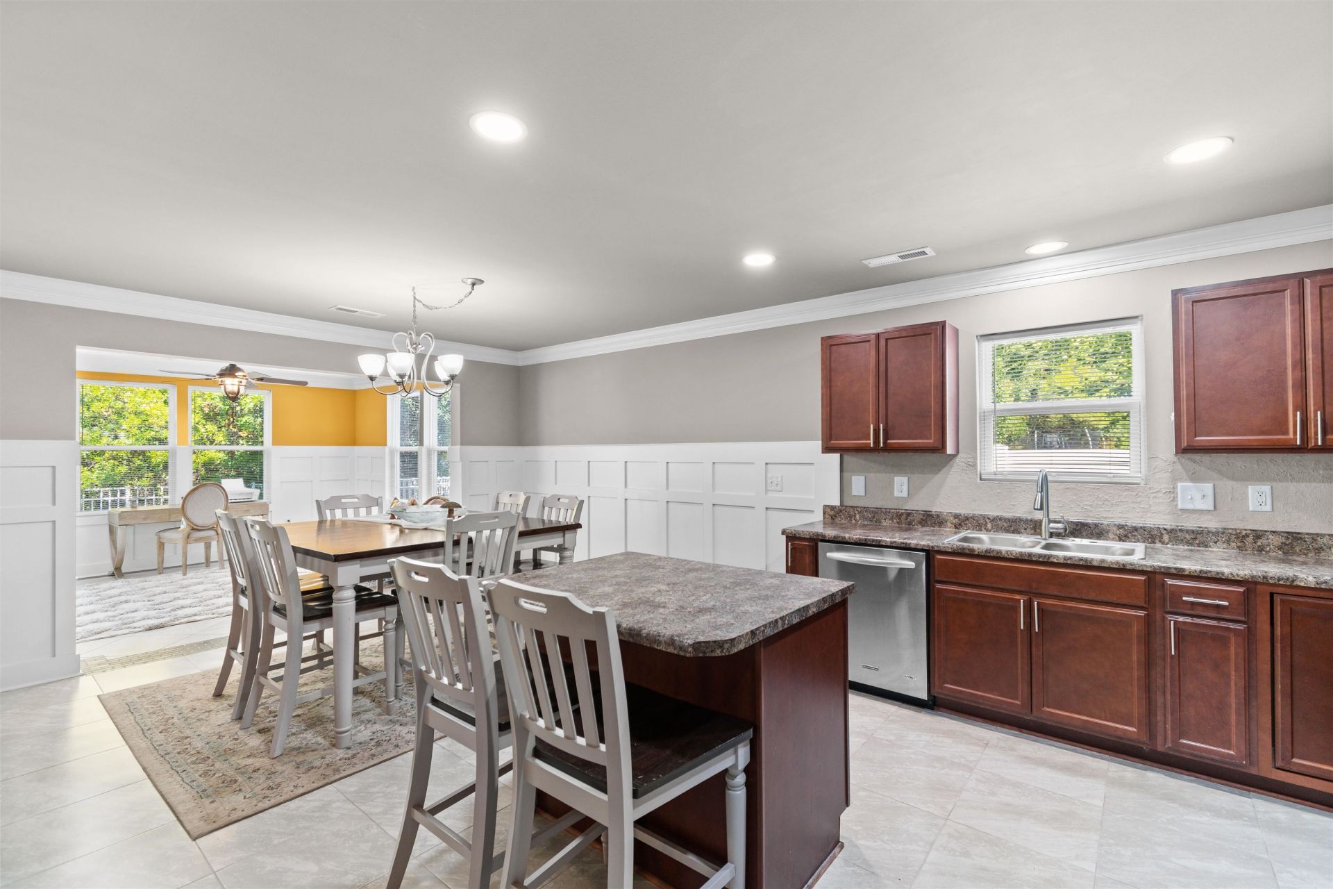 200 Davis Ct. Photo 10