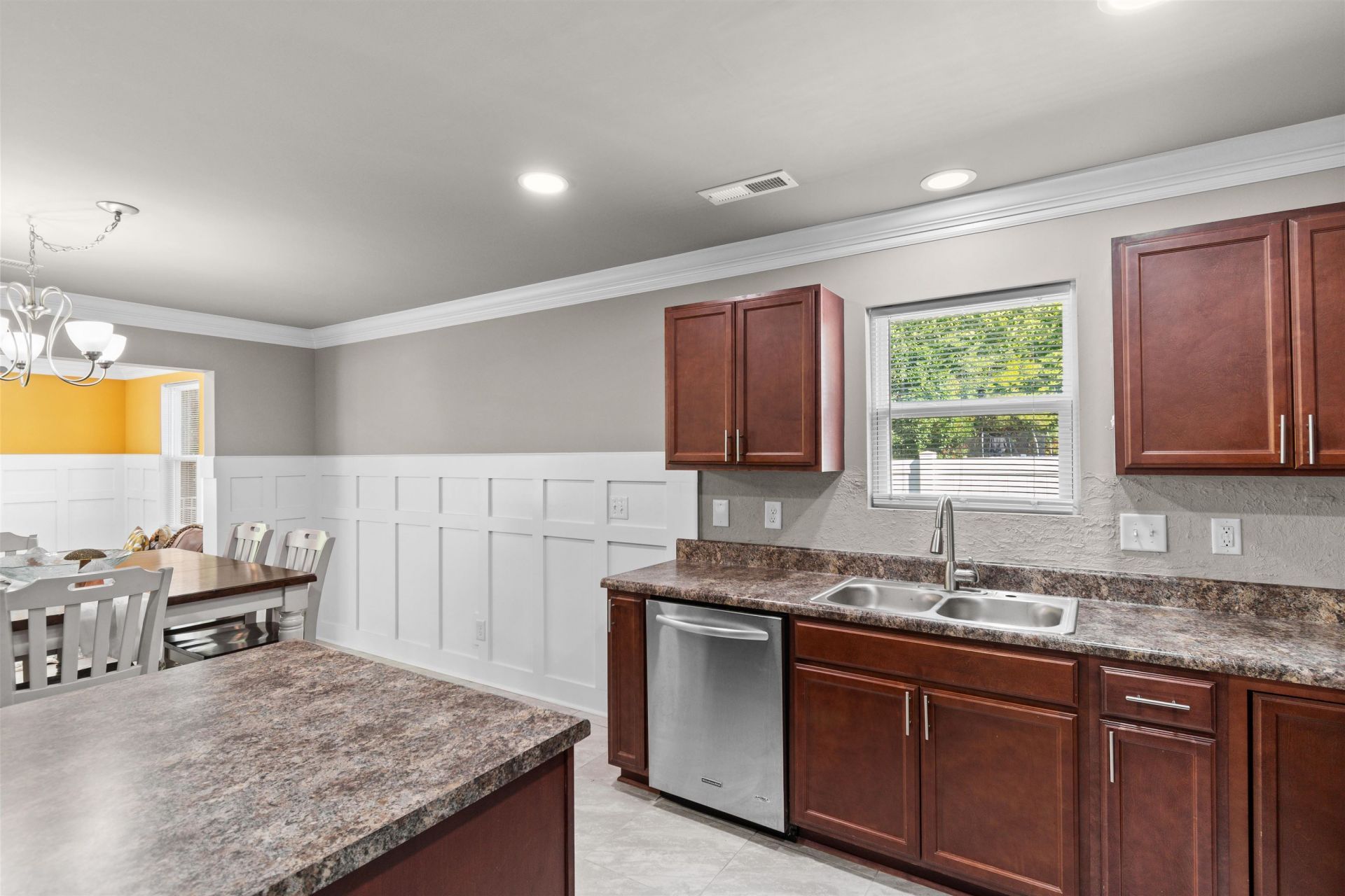 200 Davis Ct. Photo 11