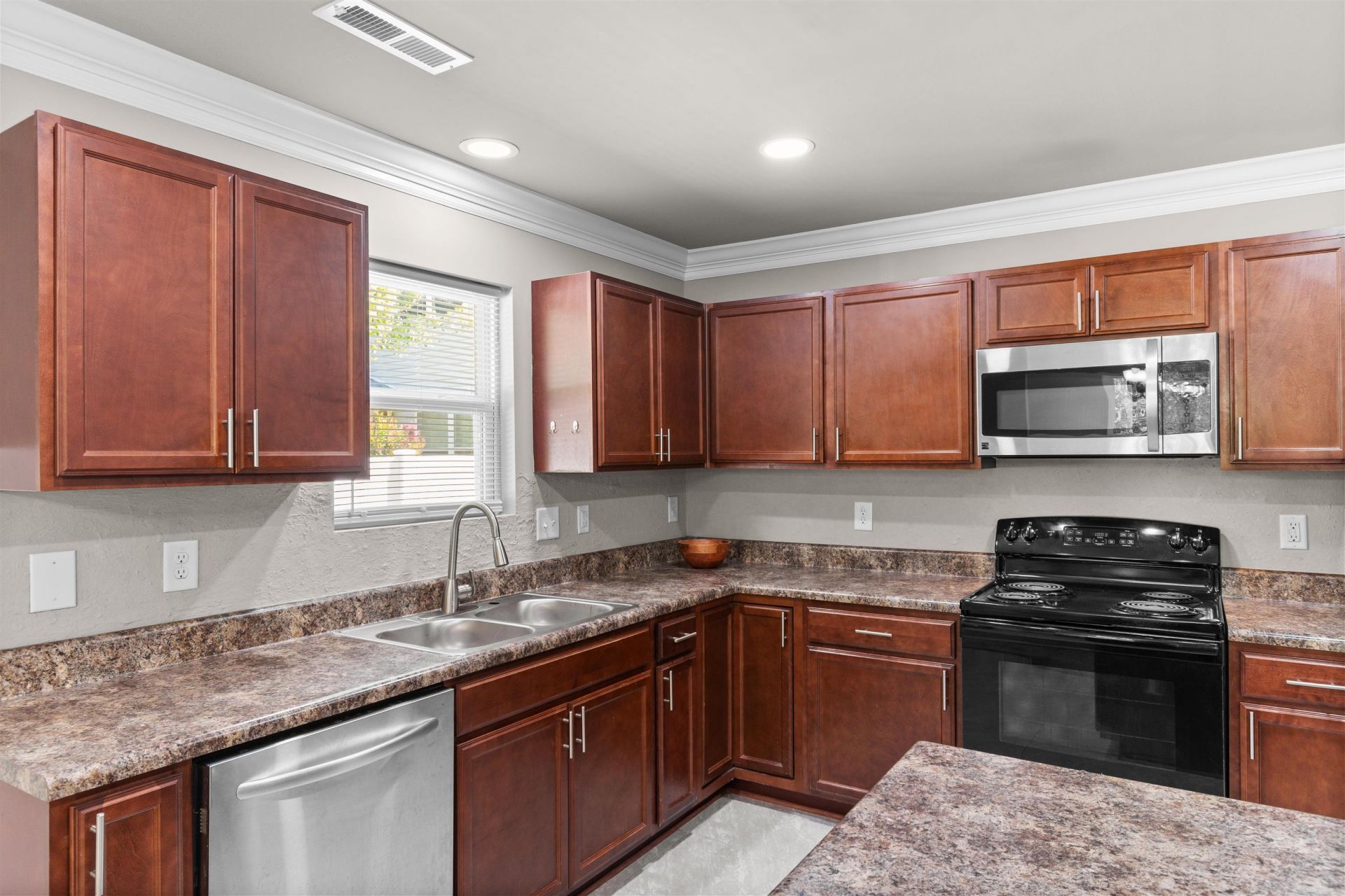 200 Davis Ct. Photo 12