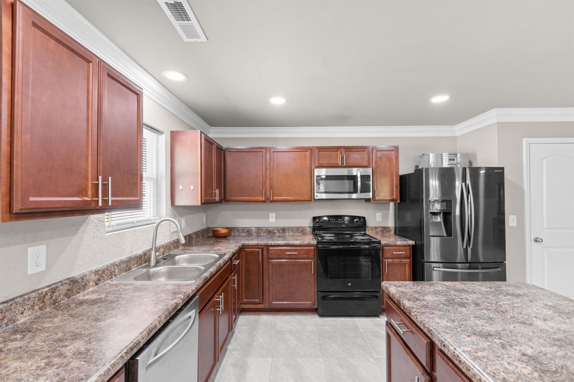 200 Davis Ct. Photo 13