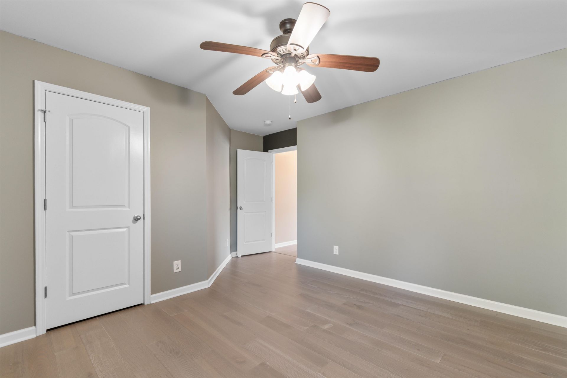 200 Davis Ct. Photo 35