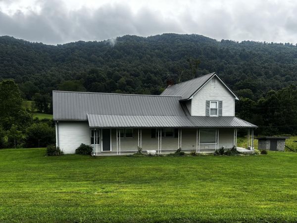 803 Middle Wallens Creek Road, Duffield, VA 24244