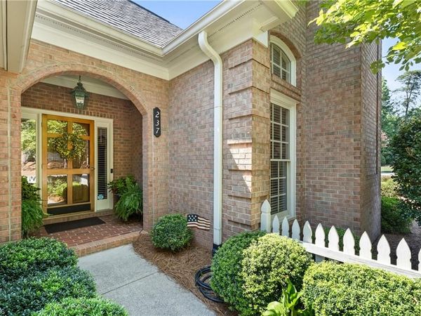 237 Village Green Square, Winston-Salem, NC 27104