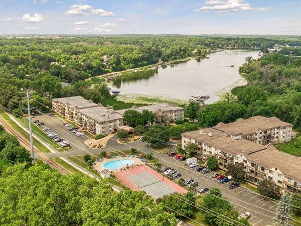 1304 W Medicine Lake Drive, Unit 320, Plymouth, MN 55441
