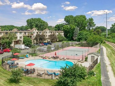 1304 W Medicine Lake Drive, Unit 320, Plymouth, MN 55441