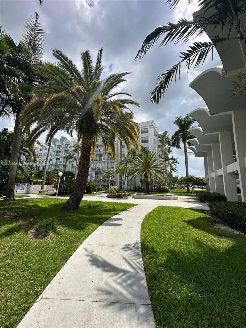 498 NW 165th St Rd, Unit D-405, Miami, FL 33169 Photo