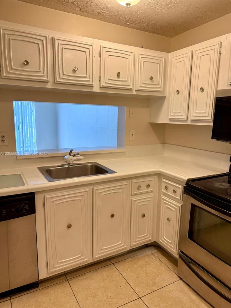 498 NW 165th St Rd, Unit D-405, Miami, FL 33169 Photo