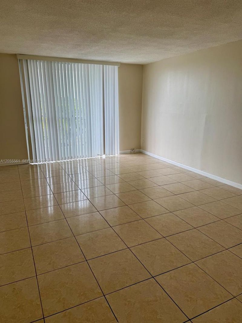 498 NW 165th St Rd, Unit D-405, Miami, FL 33169 Photo