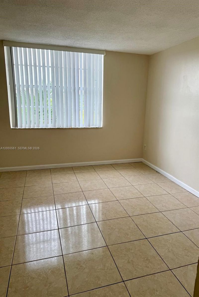 498 NW 165th St Rd, Unit D-405, Miami, FL 33169 Photo