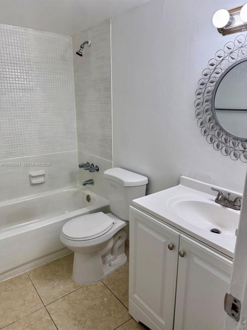 498 NW 165th St Rd, Unit D-405, Miami, FL 33169 Photo