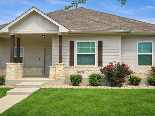 511 Pulitzer DR , Hutto, TX 78634