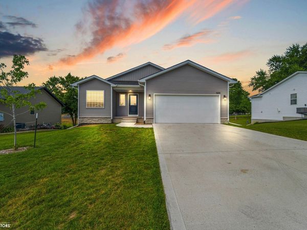509 17Th Avenue E, Oskaloosa, IA 52577
