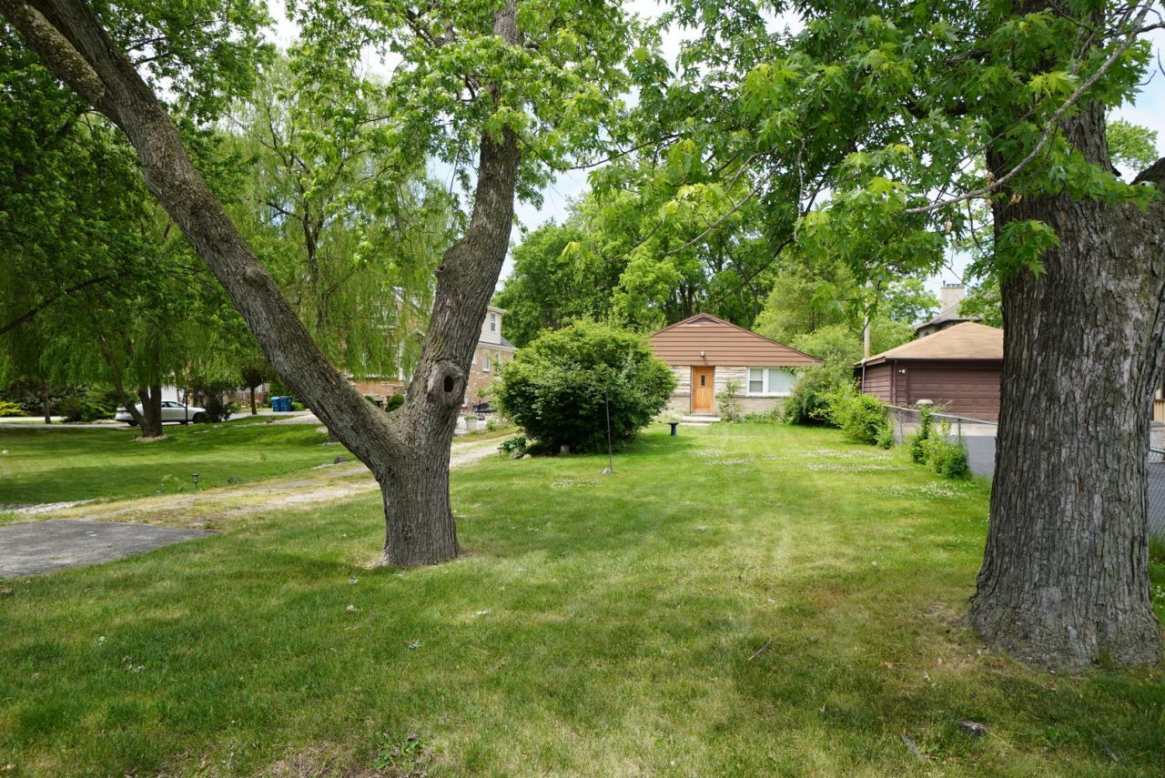 208 N Graylynn Drive , Mount Prospect, IL 60056