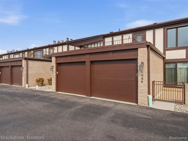 1082 Country Club Drive, St. Clair Shores, MI 48082