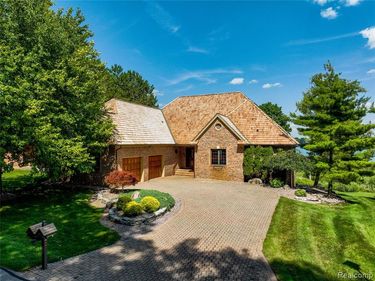 62 Chateaux Du Lac Drive, Fenton Twp, MI 48430