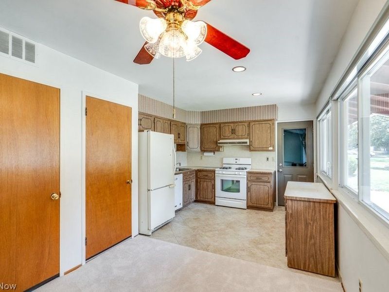6663 Rochelle Boulevard, Parma, OH 44130 Photo 10