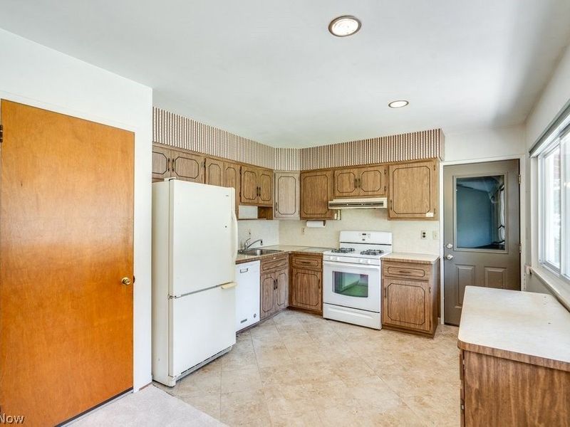 6663 Rochelle Boulevard, Parma, OH 44130 Photo 12