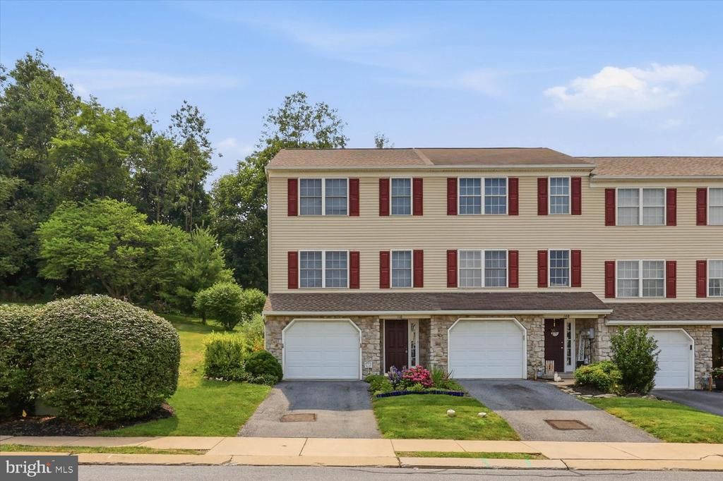 110 ACORN LANE , MOUNTVILLE, PA 17554