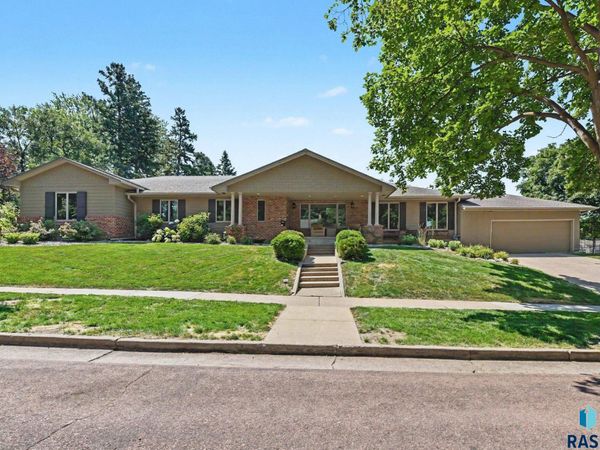 301 E 32nd St, Sioux Falls, SD 57105
