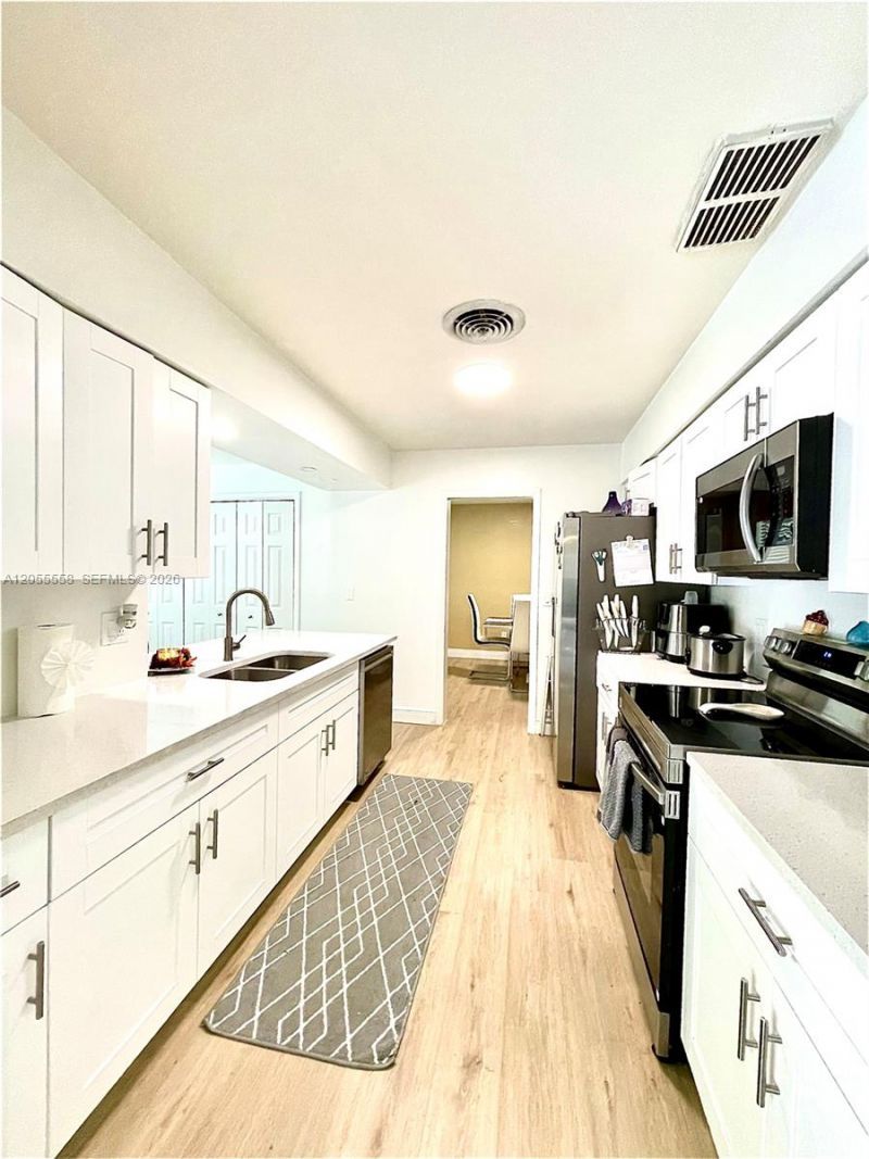 15831 Palmetto Club Dr, Miami, FL 33157 Photo