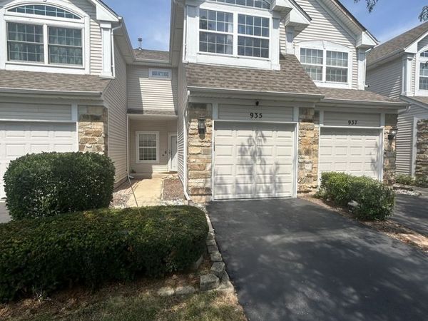 935 Viewpoint Drive, Lake In The Hills, IL 60156