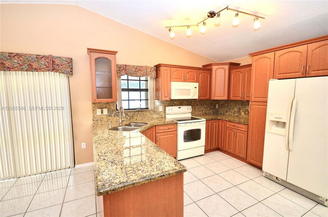 8727 NW 150th Ter, Miami Lakes, FL 33018 Photo