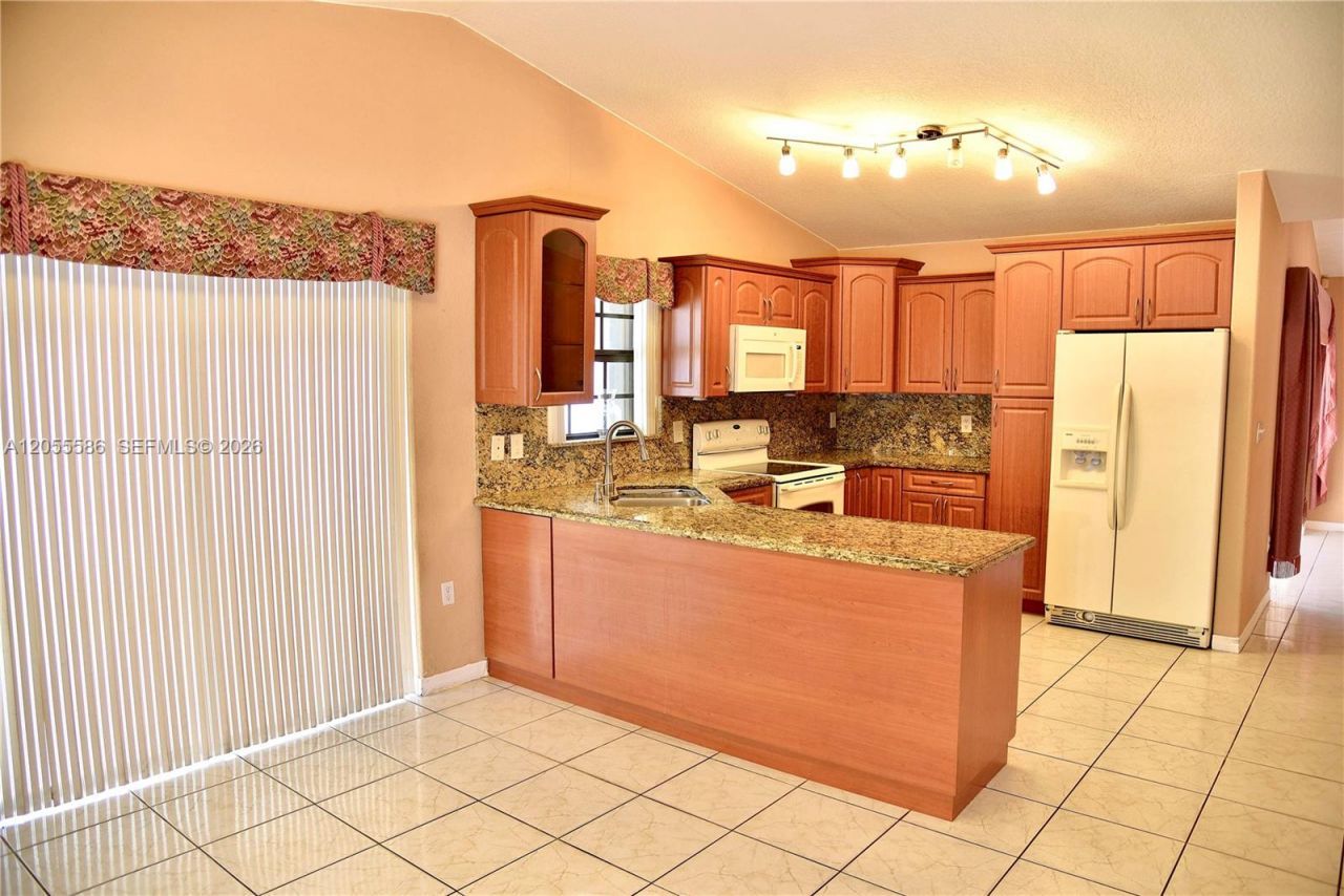 8727 NW 150th Ter, Miami Lakes, FL 33018 Photo