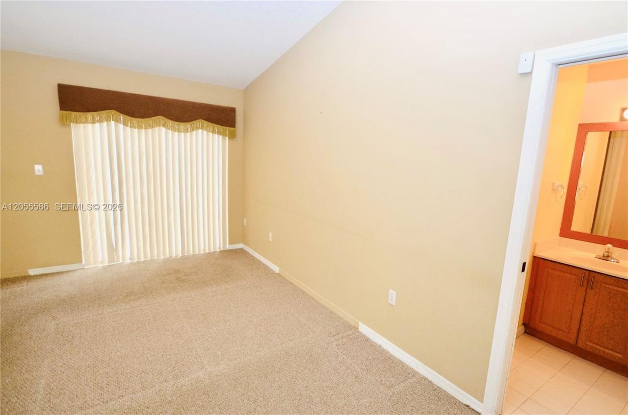 8727 NW 150th Ter, Miami Lakes, FL 33018 Photo