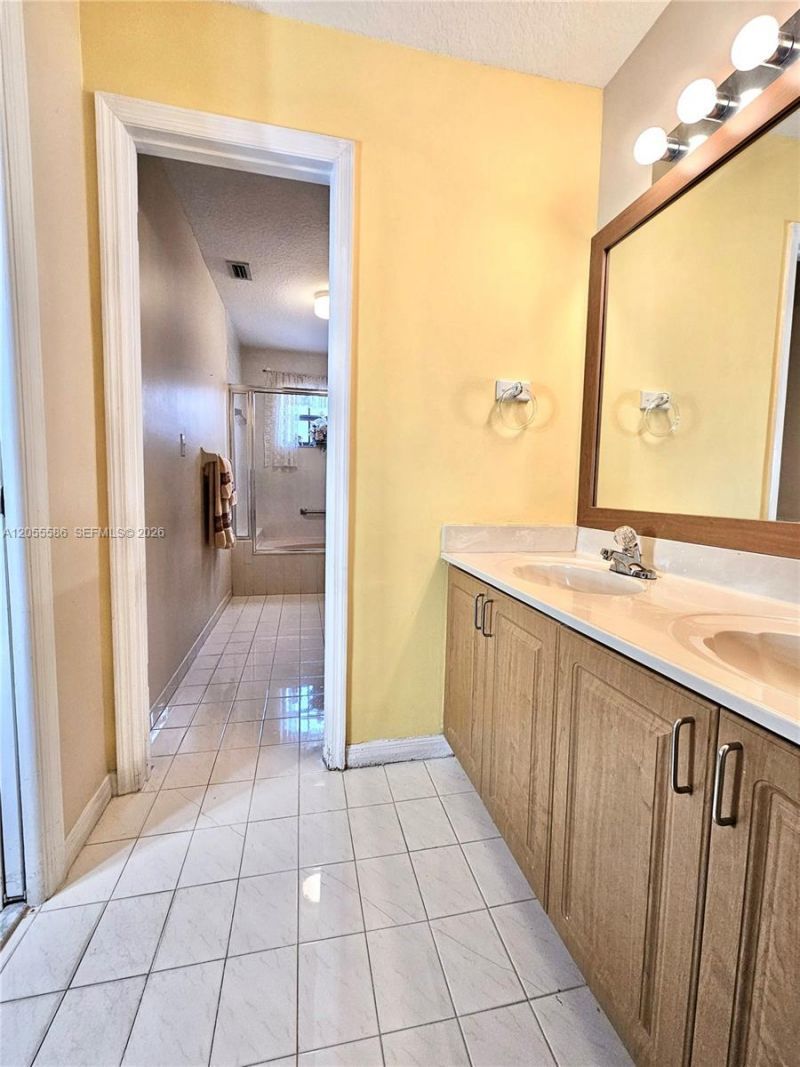 8727 NW 150th Ter, Miami Lakes, FL 33018 Photo