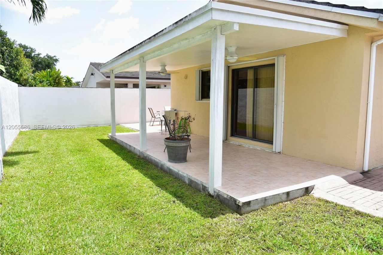8727 NW 150th Ter, Miami Lakes, FL 33018 Photo