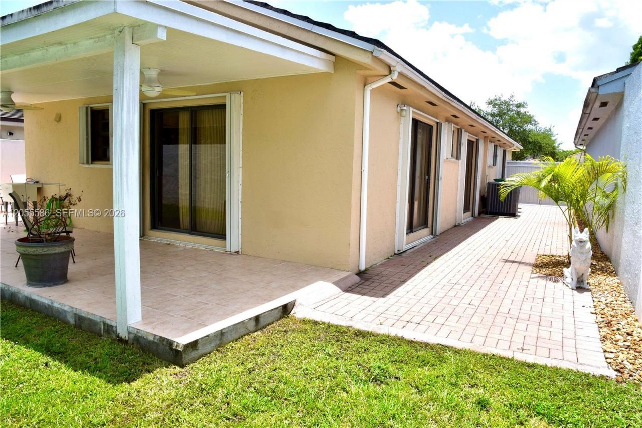 8727 NW 150th Ter, Miami Lakes, FL 33018 Photo