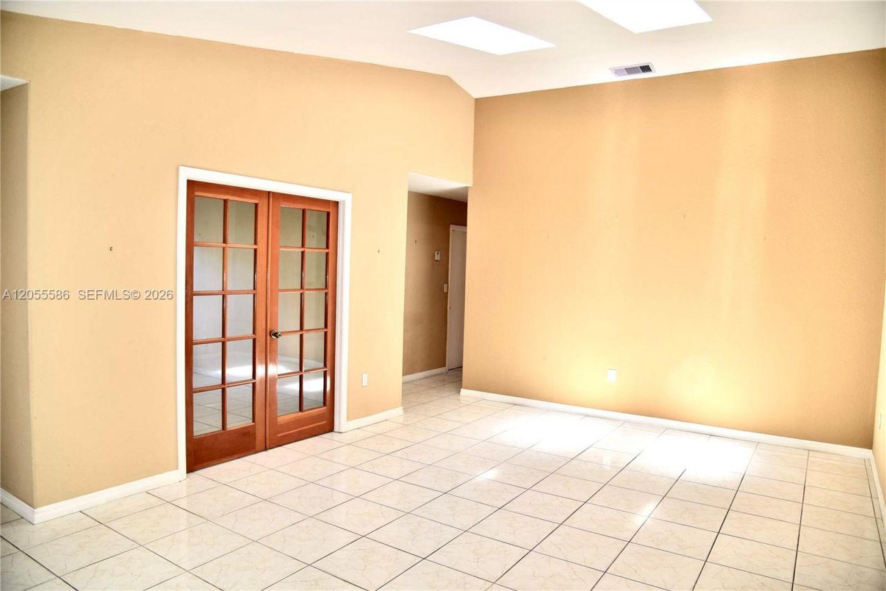 8727 NW 150th Ter, Miami Lakes, FL 33018 Photo