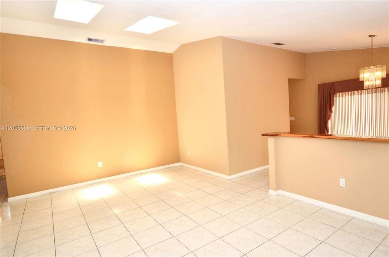 8727 NW 150th Ter, Miami Lakes, FL 33018 Photo