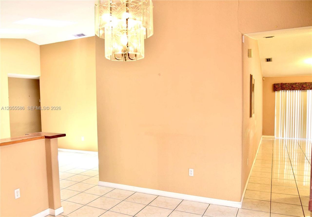 8727 NW 150th Ter, Miami Lakes, FL 33018 Photo