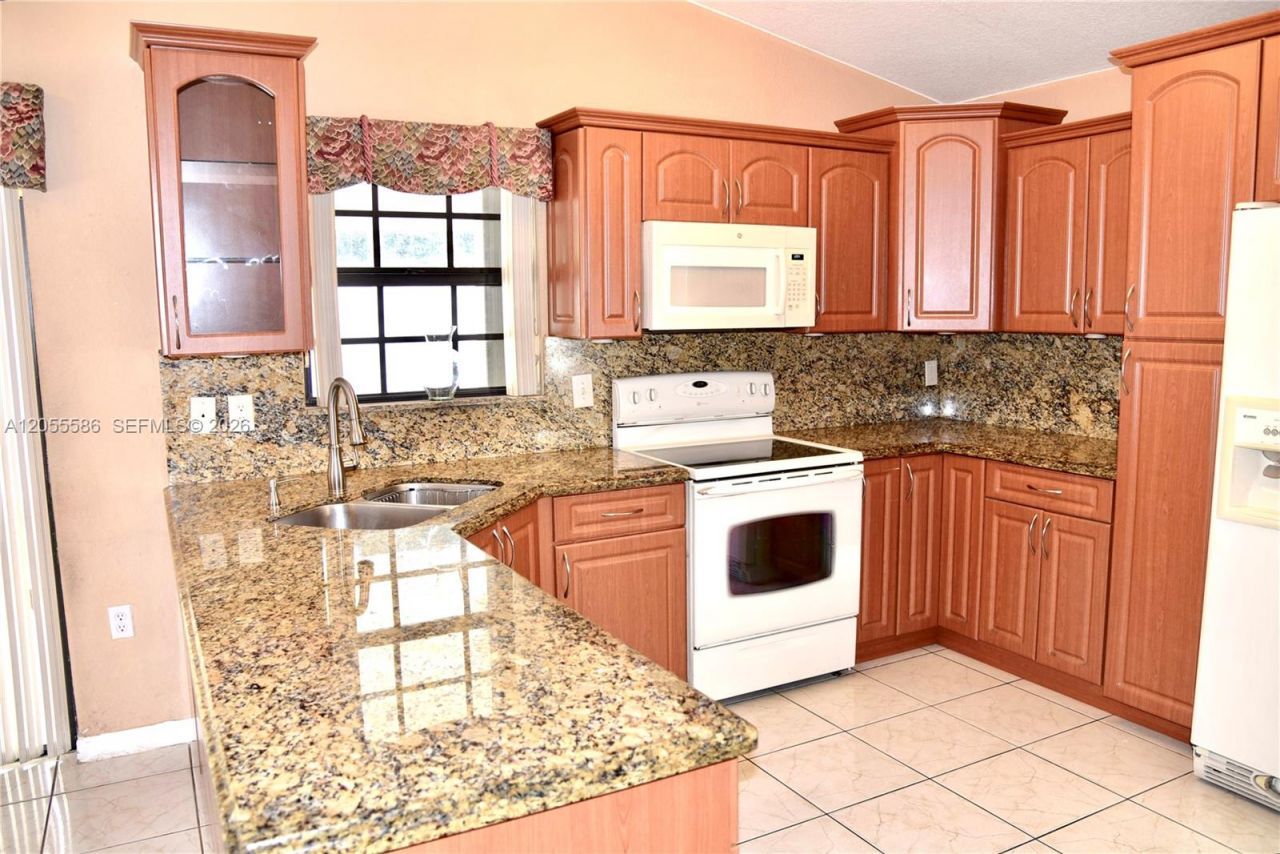 8727 NW 150th Ter, Miami Lakes, FL 33018 Photo