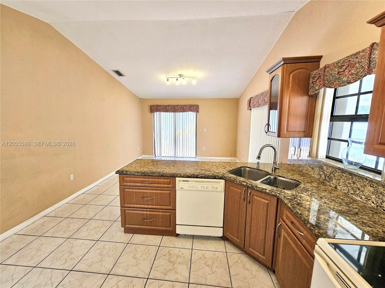 8727 NW 150th Ter, Miami Lakes, FL 33018 Photo