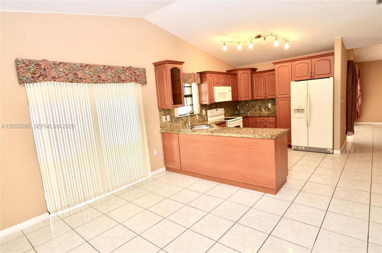 8727 NW 150th Ter, Miami Lakes, FL 33018 Photo