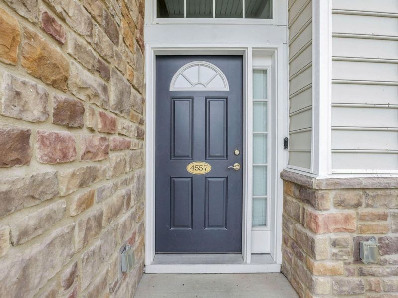 4557 Newport Loop E, Grove City, OH 43123 Photo 2